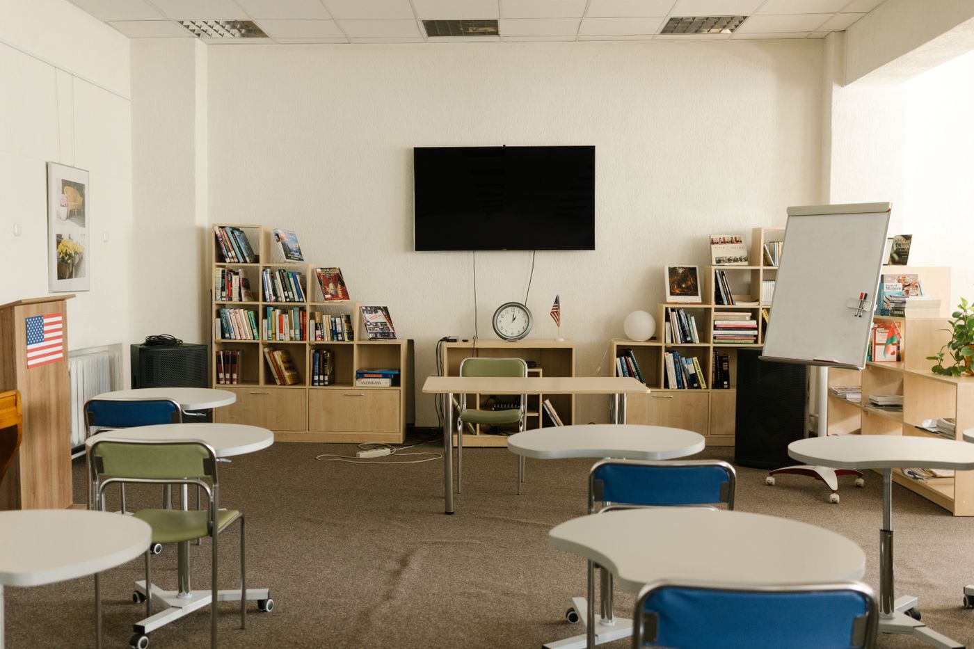 Classroom with desks, bookshelves and carpet flooring